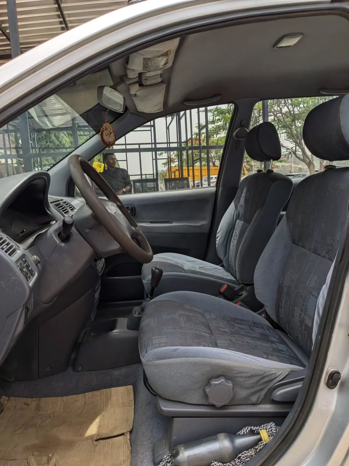2005 Toyota picnic model. - Image 3