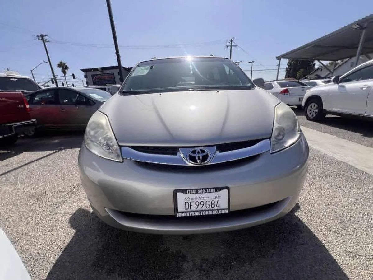 Clean Toyota sienna 2004 - Image 1