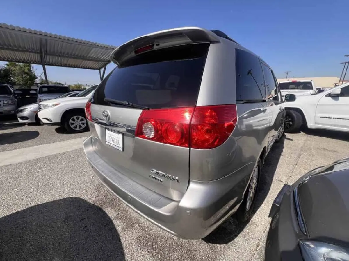 Clean Toyota sienna 2004 - Image 2