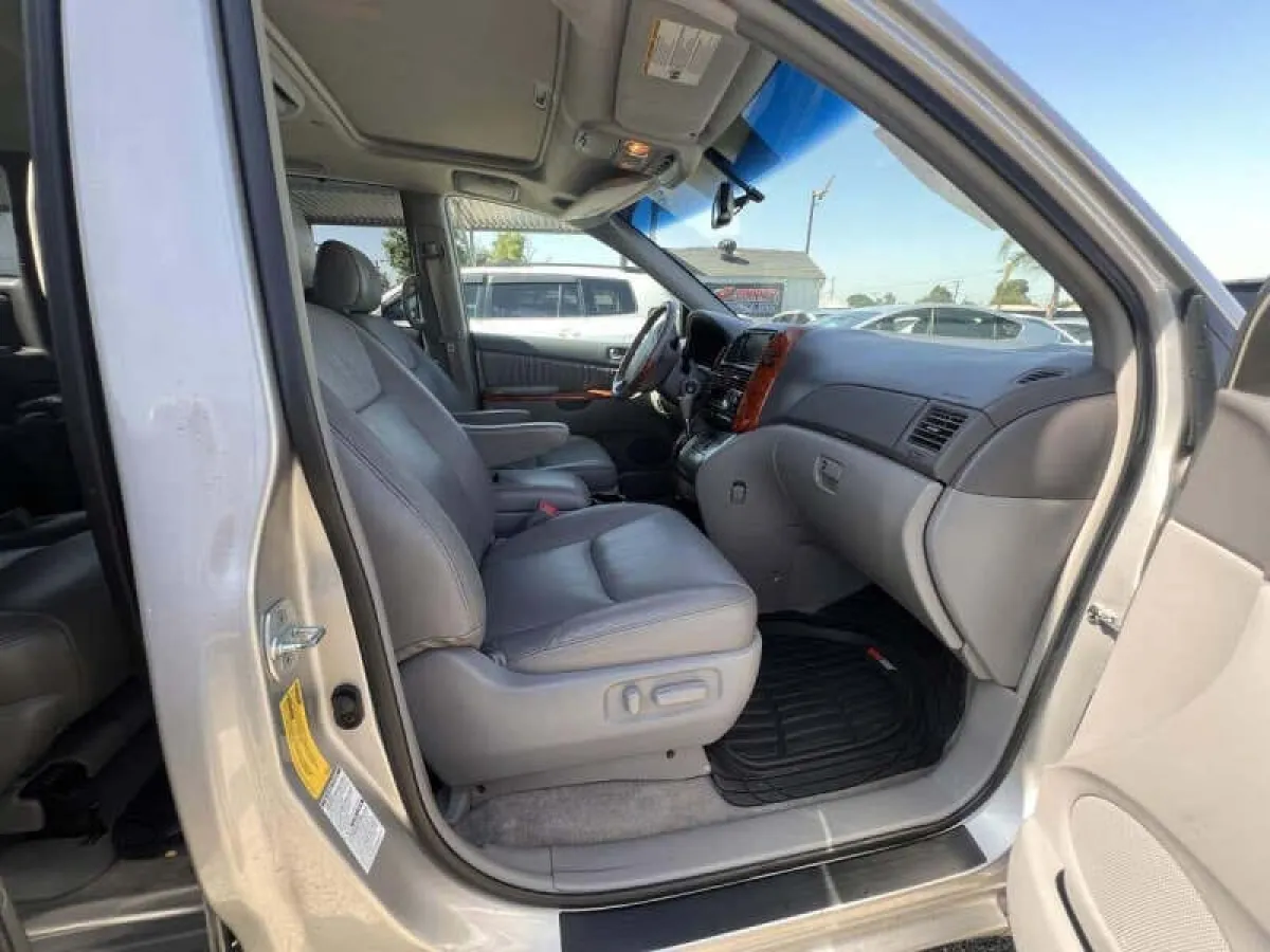 Clean Toyota sienna 2004 - Image 8