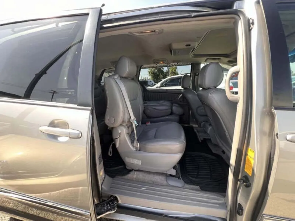 Clean Toyota sienna 2004 - Image 9