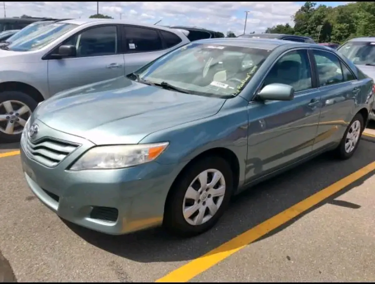 Clean Toyota Camry 2006 - Image 2