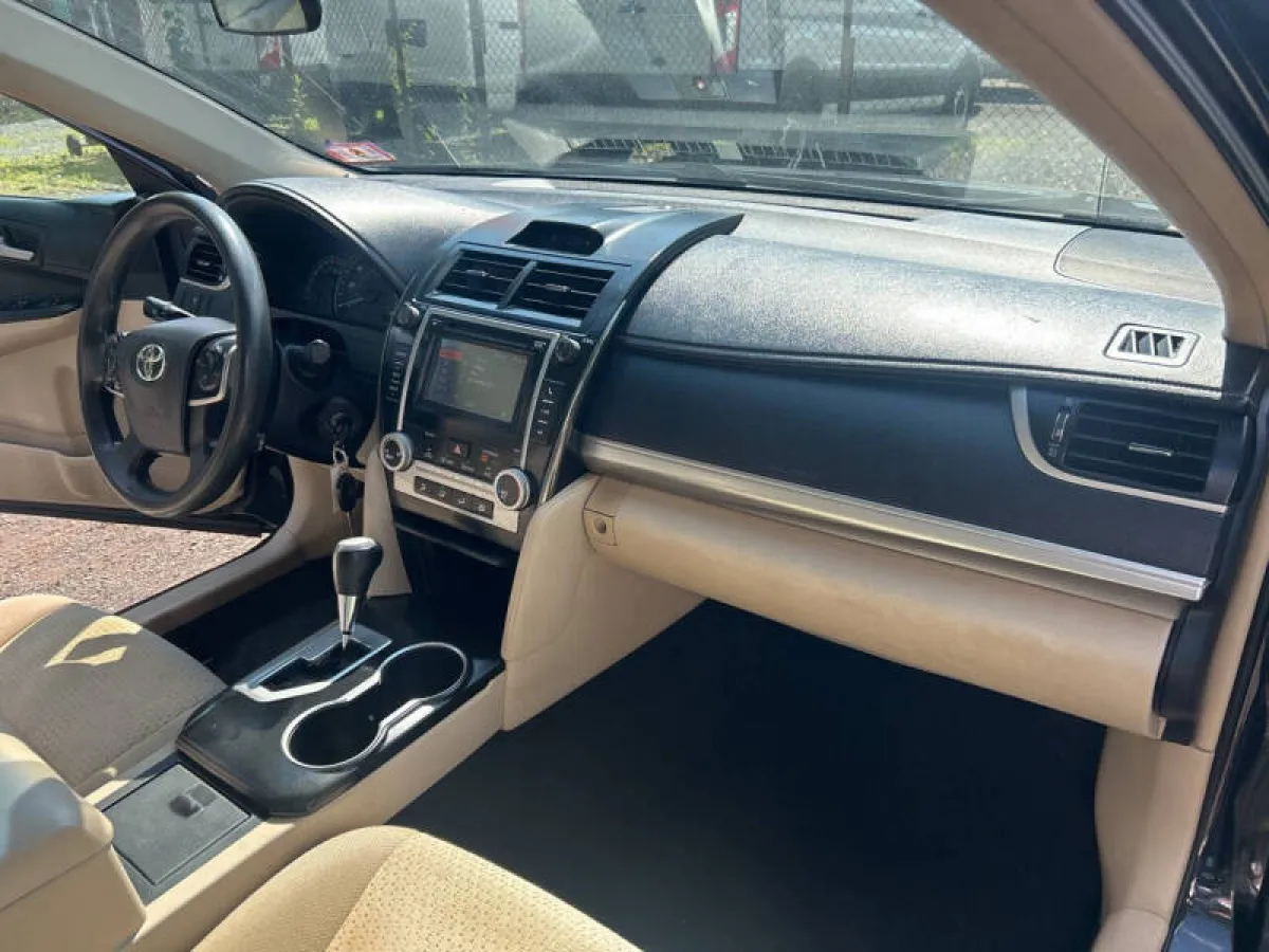 Clean Toyota Camry 2012 - Image 6