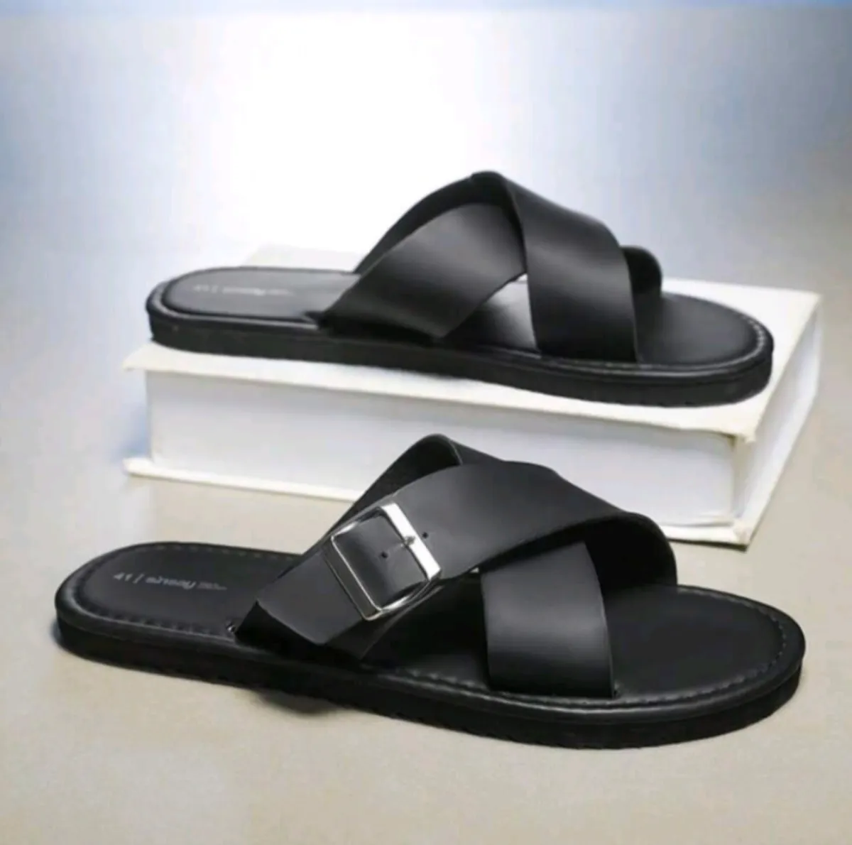 Fashionable Versatile Men's Slippers - Image 3