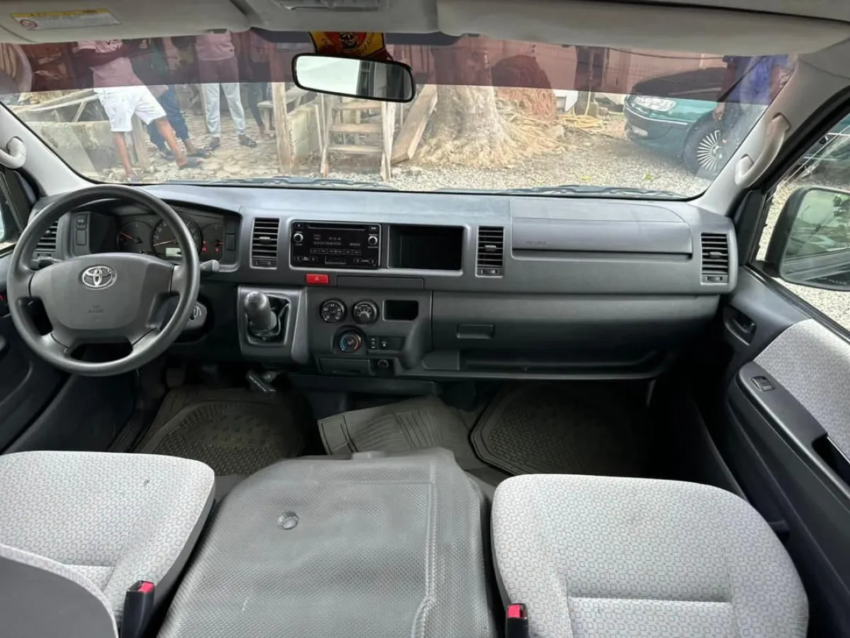 2014 Toyota HiAce bus - Image 4