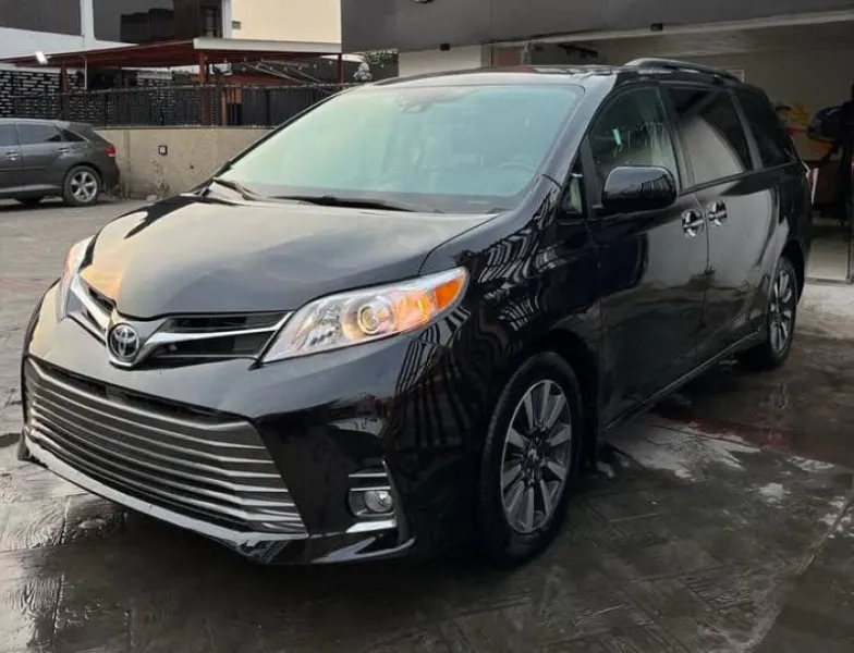 Clean Toyota sienna for sale