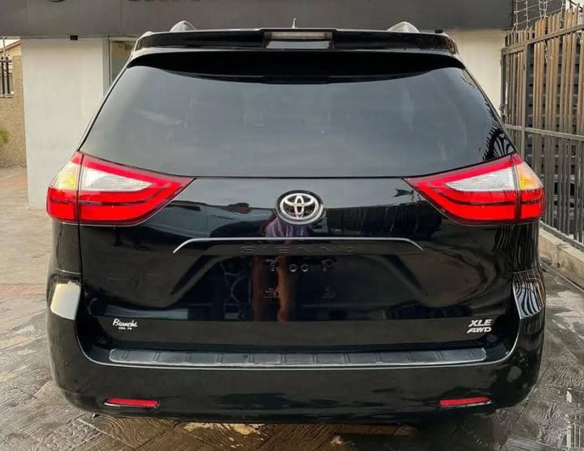 Clean Toyota sienna for sale - Image 2