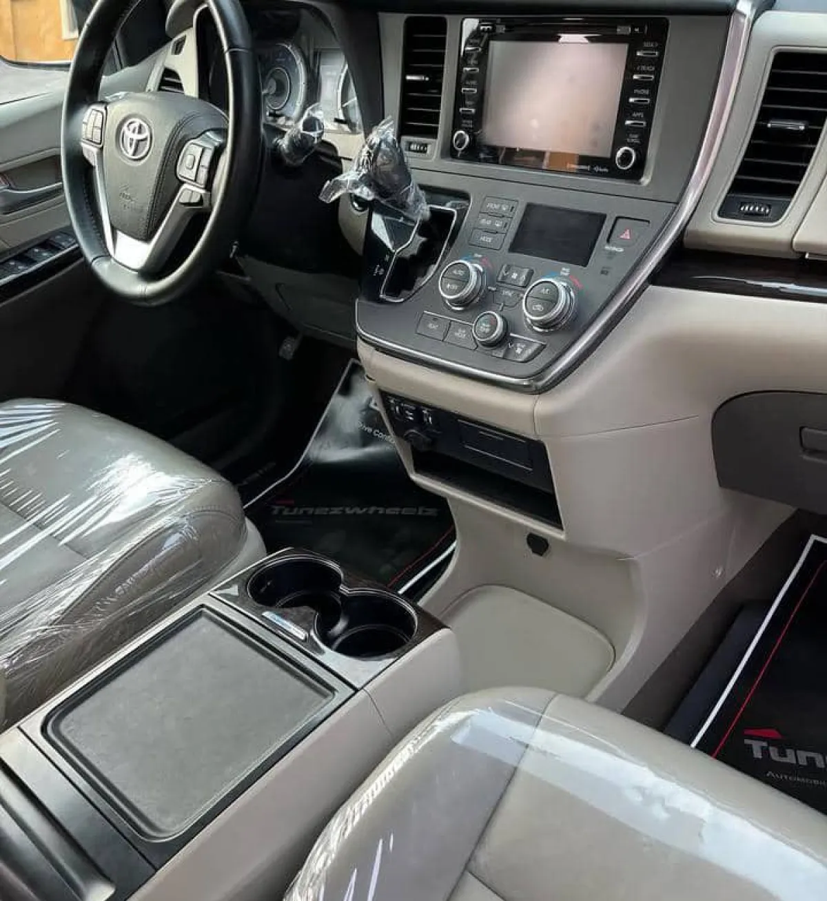 Clean Toyota sienna for sale - Image 3