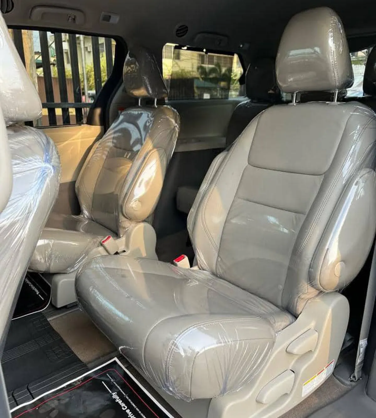 Clean Toyota sienna for sale - Image 4