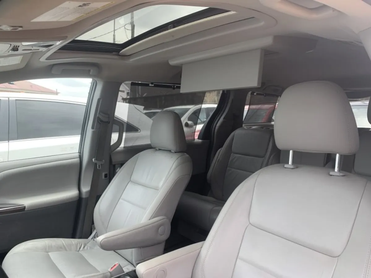 White Toyota Sienna for sale - Image 6
