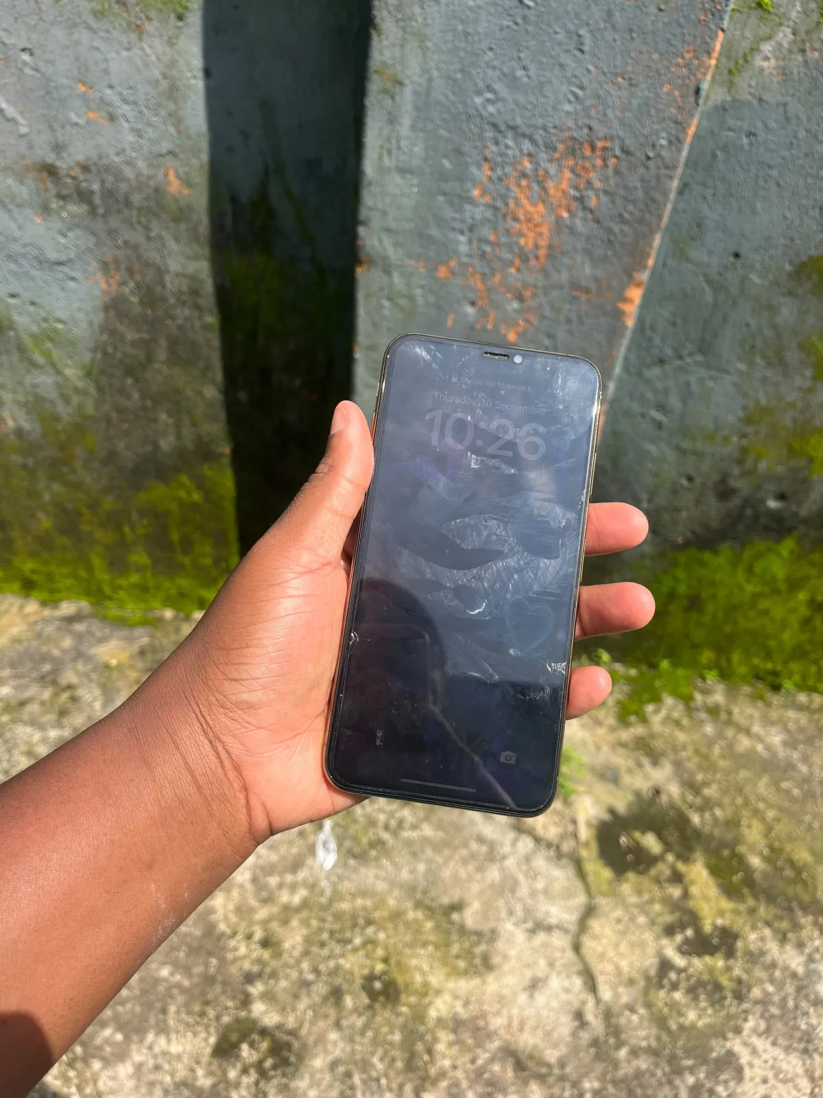 iPhone Xsmas 256GB - Image 2