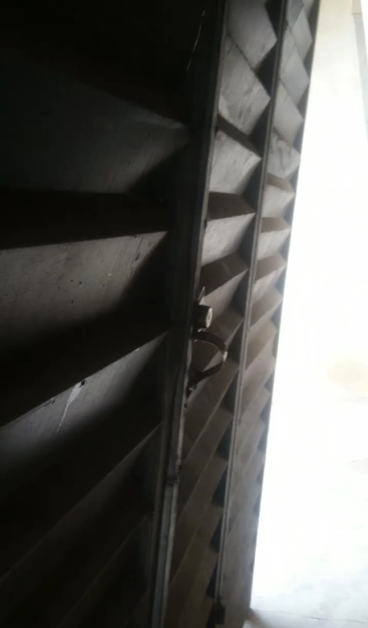 Metal Louvered Container for Sale 8-ft8 - Image 4