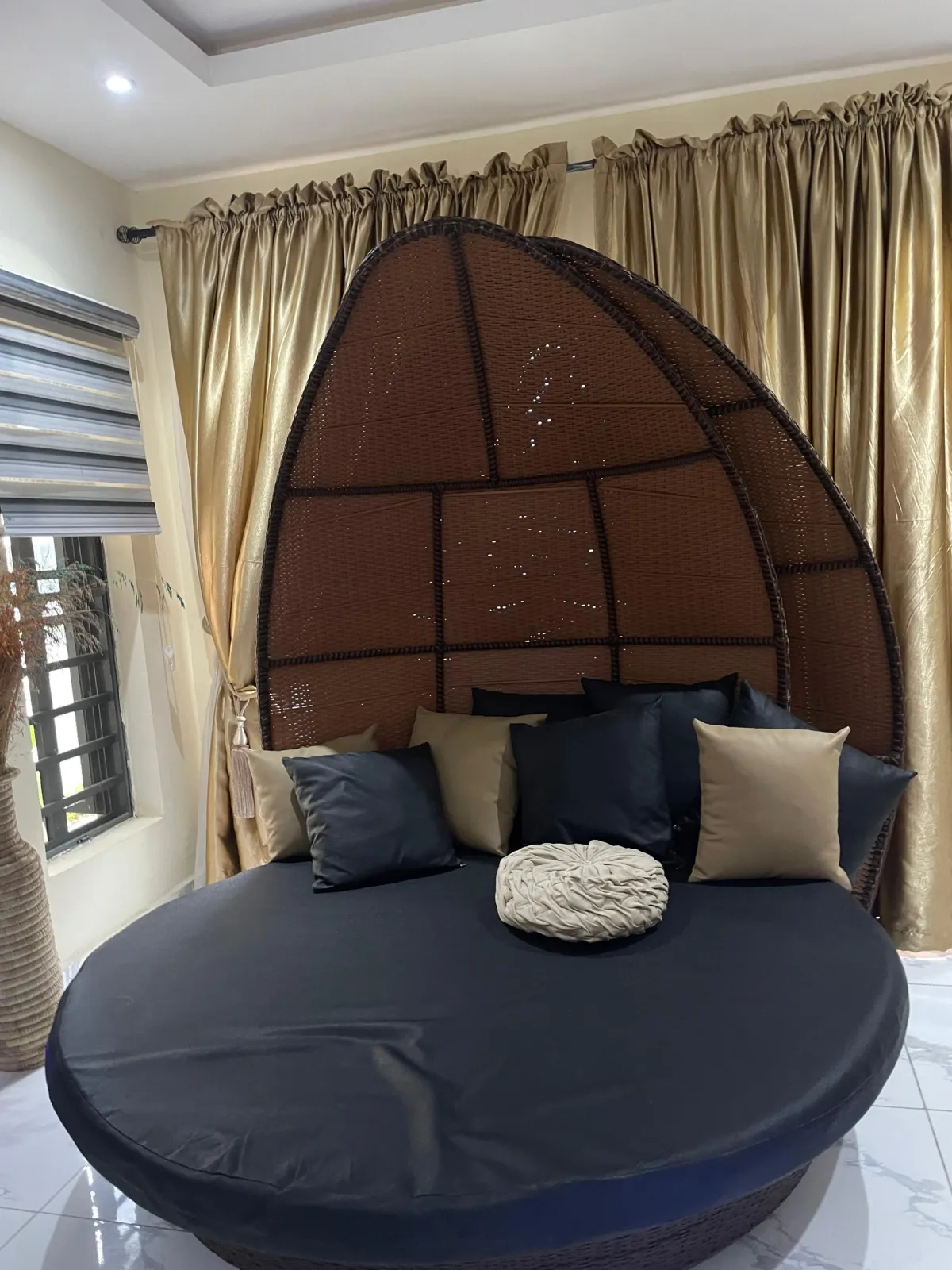 Round Rattan Daybed with Canopy - Image 2