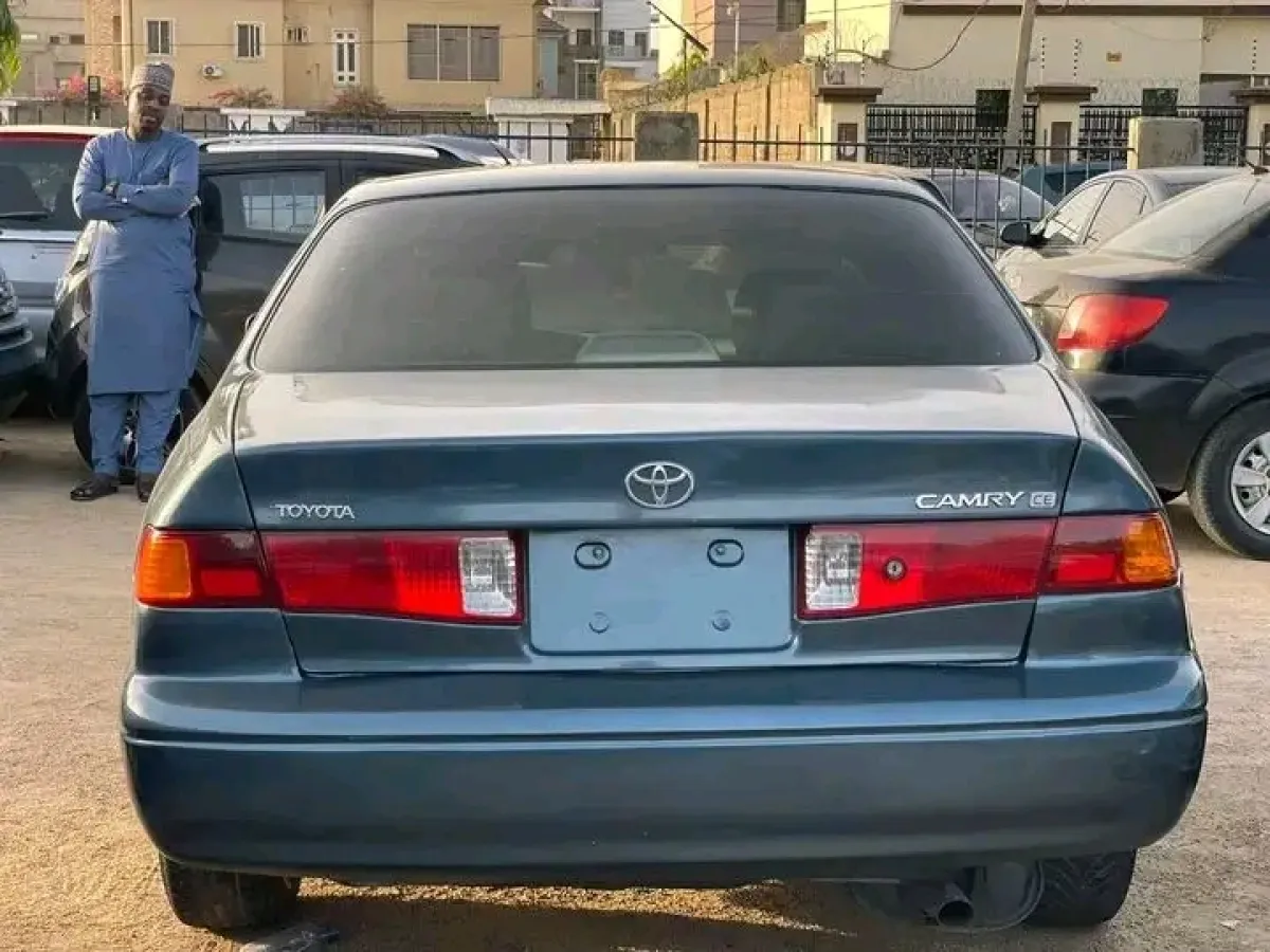 Buy and drive Toyota Camry - Image 4