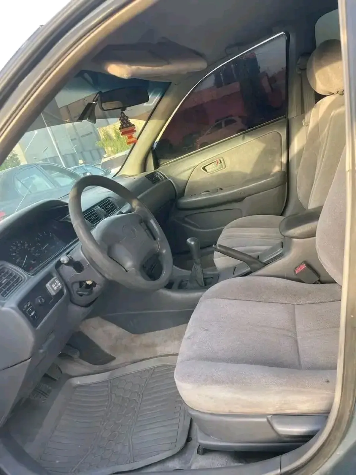 Buy and drive Toyota Camry - Image 3