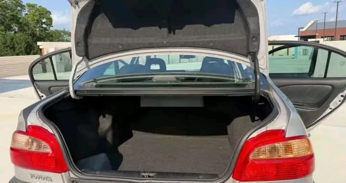 Clean Toyota avensis - Image 5