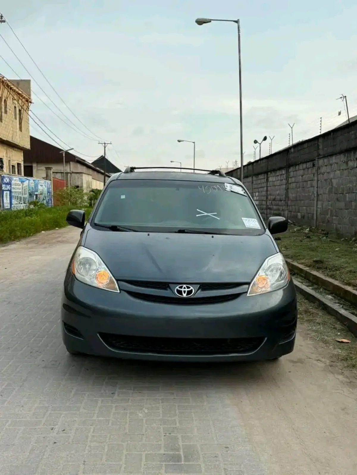 Toyota sienna foreign used - Image 1
