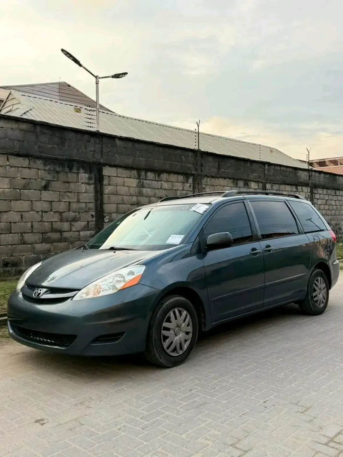 Toyota sienna foreign used - Image 2