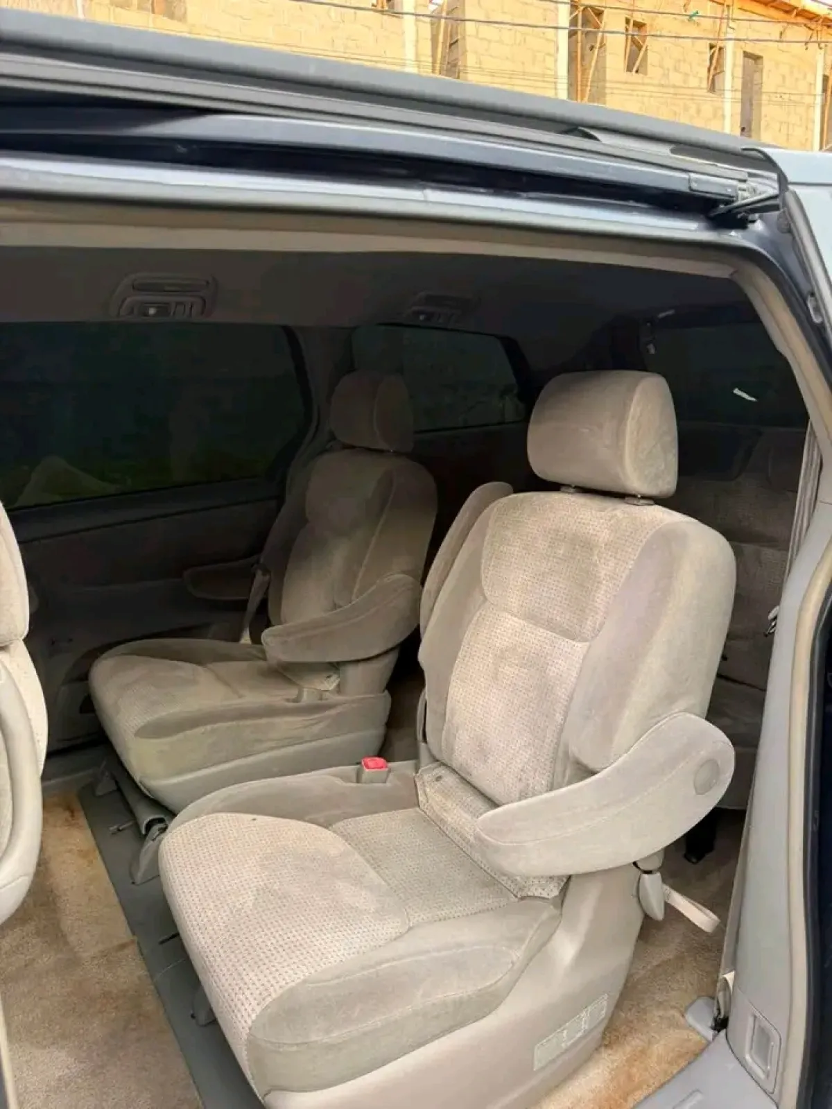 Toyota sienna foreign used - Image 4
