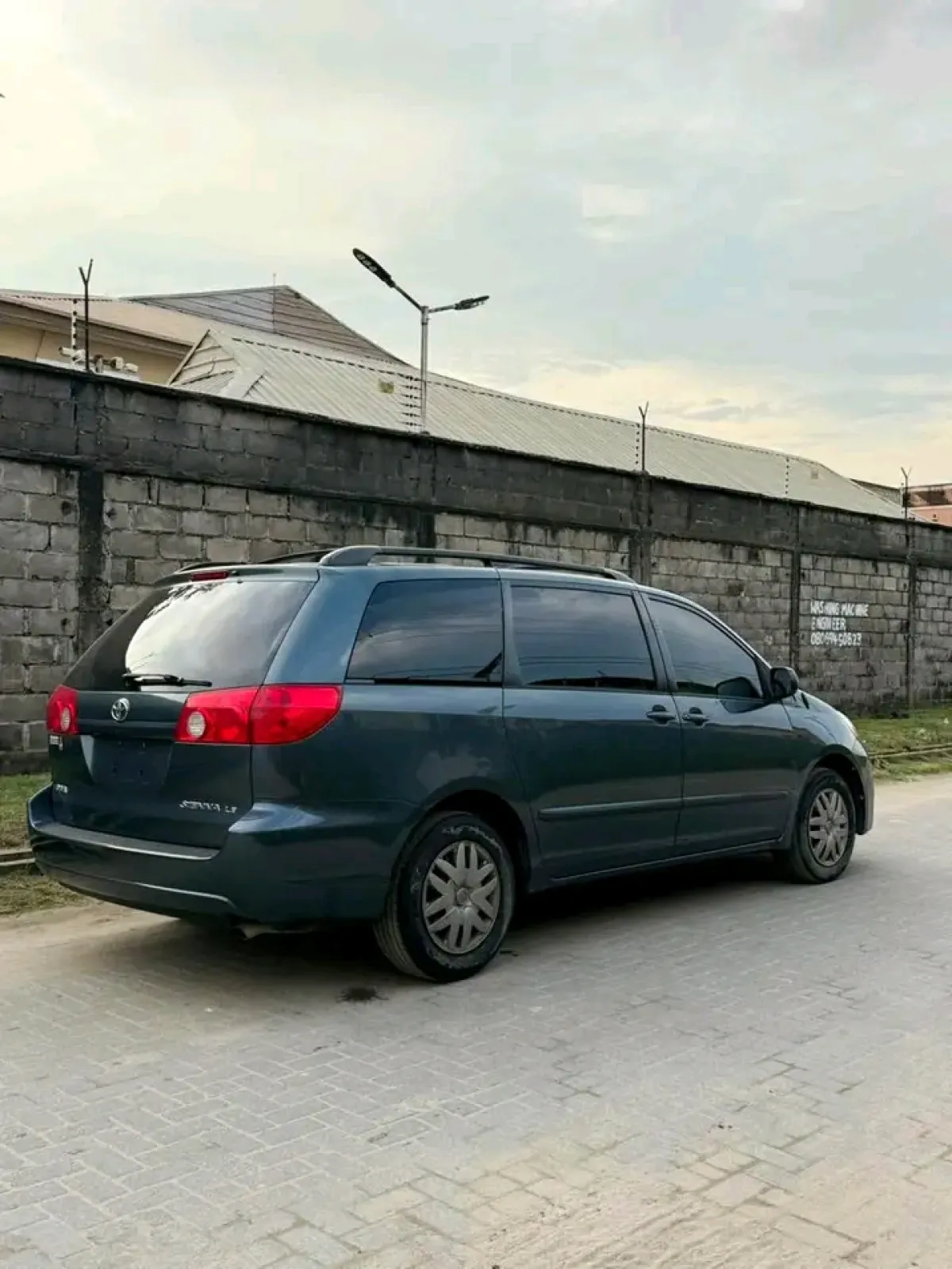 Toyota sienna foreign used - Image 5
