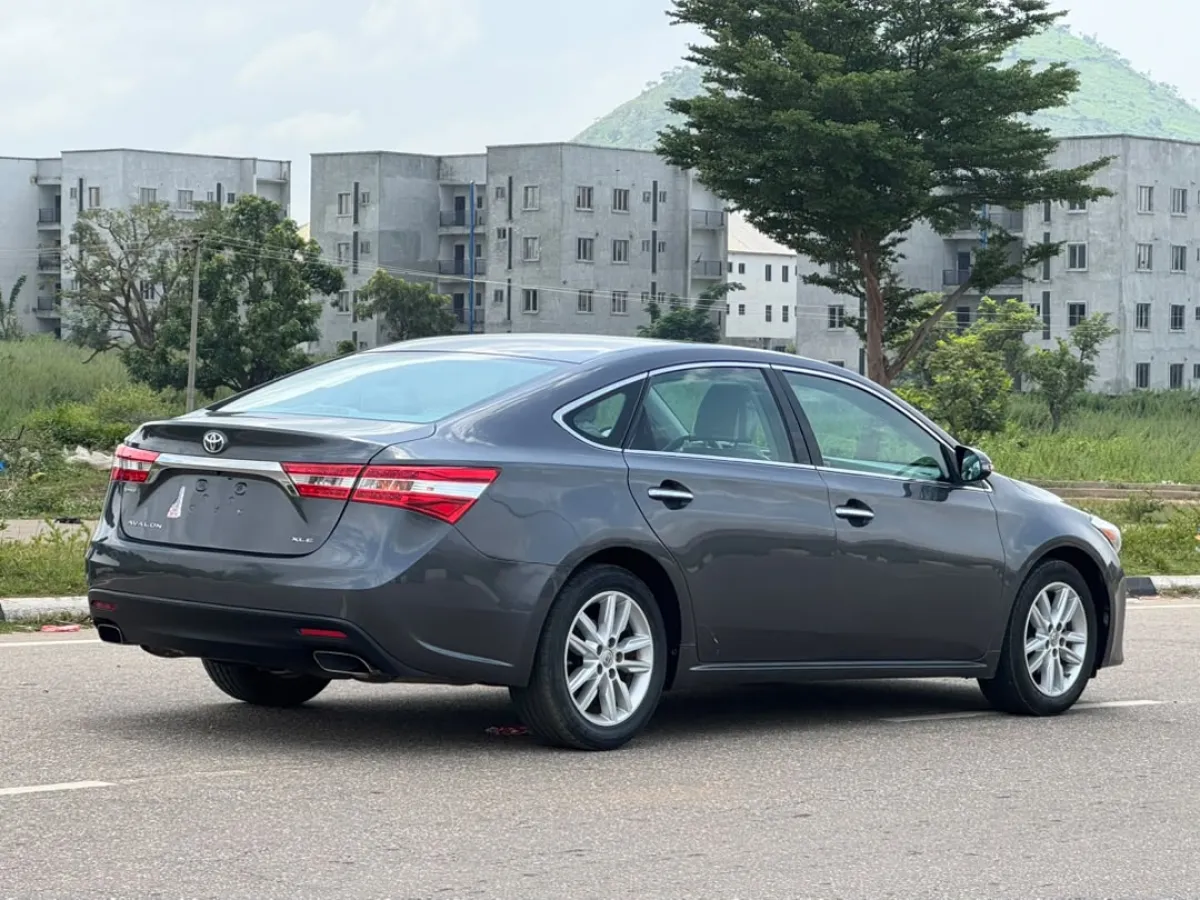 Toyota Avalon xle - Image 8