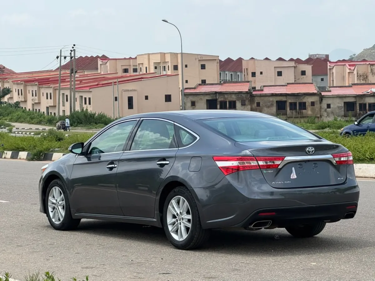Toyota Avalon xle - Image 10