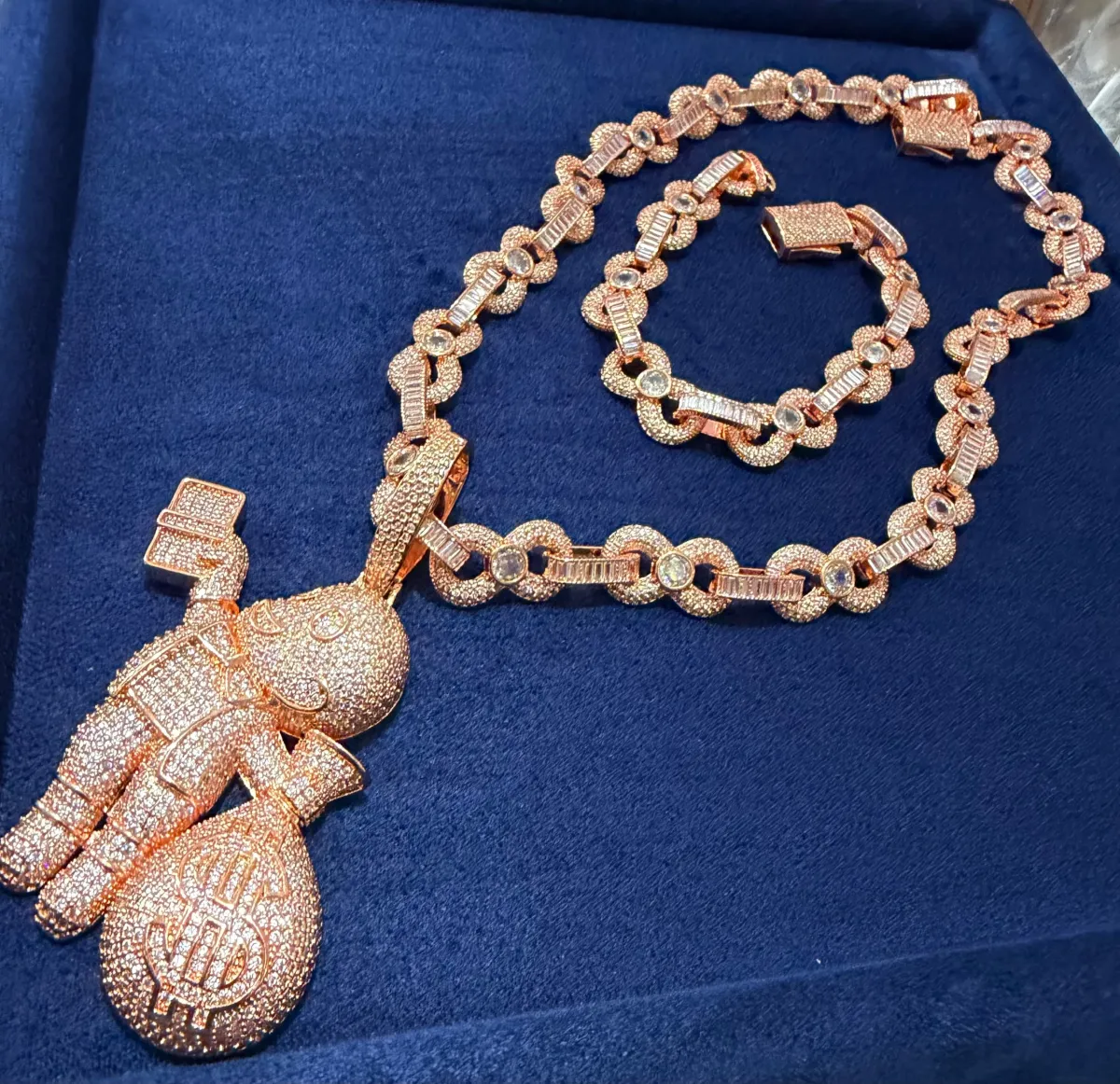 Hand and neck chains - Image 2