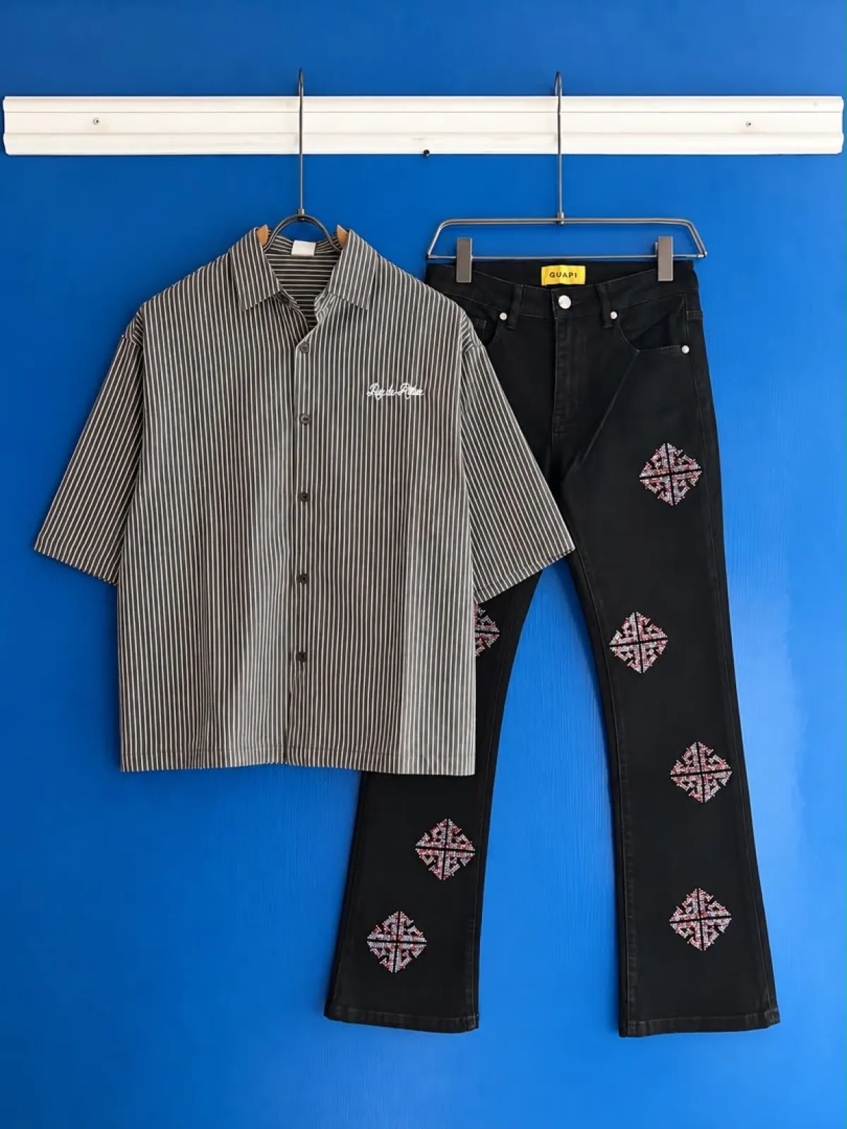 Shirt, jeans. - Image 1