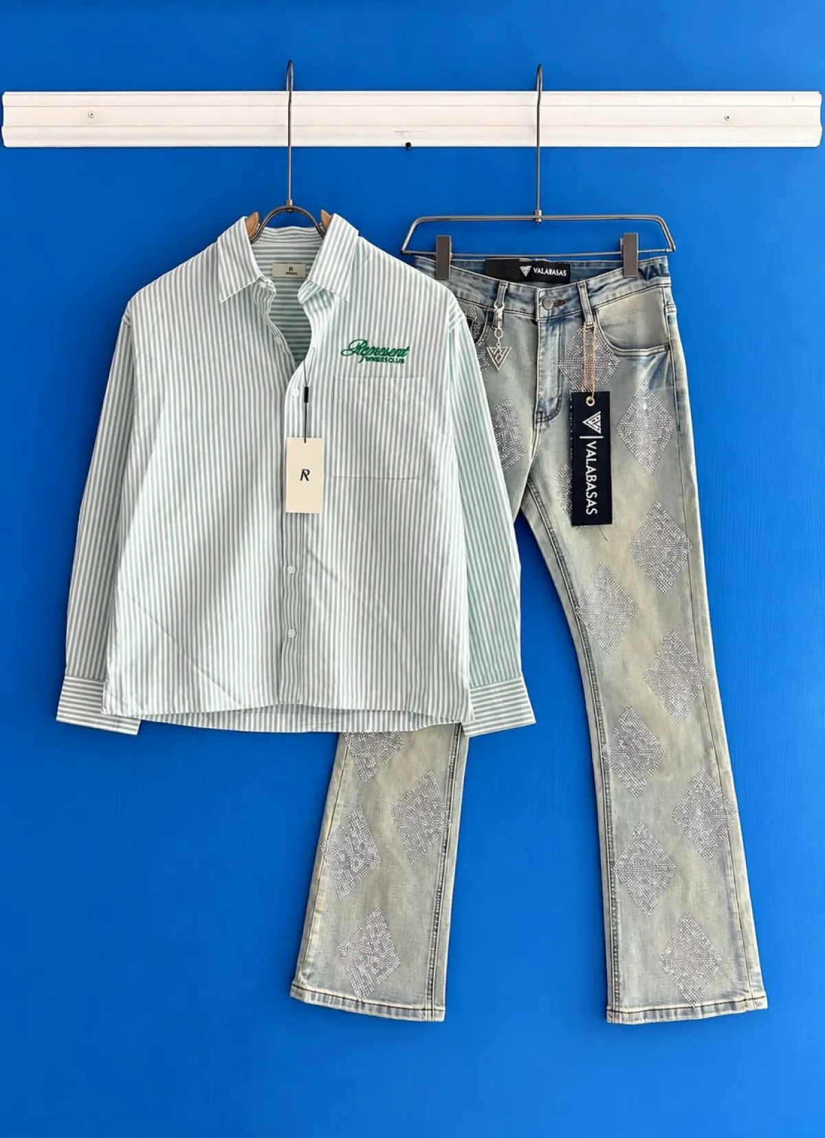 Shirt, jeans. - Image 3