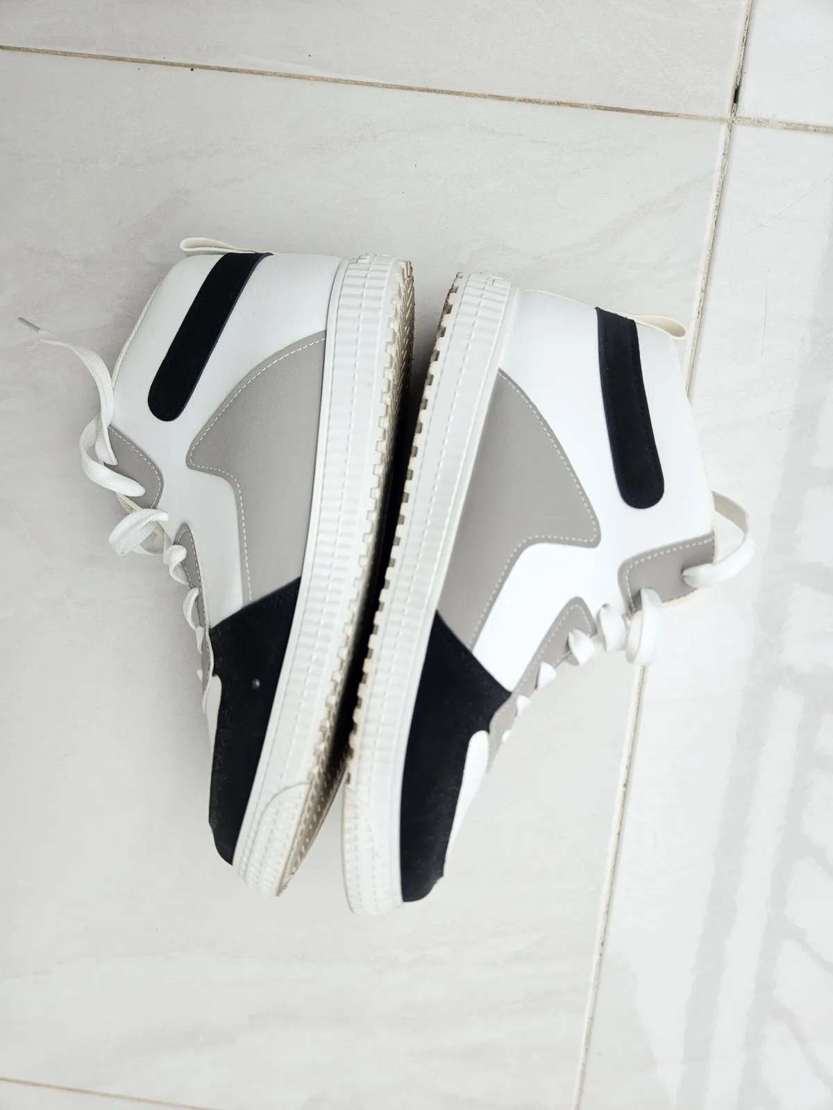 White and black high top sneakers - Image 4
