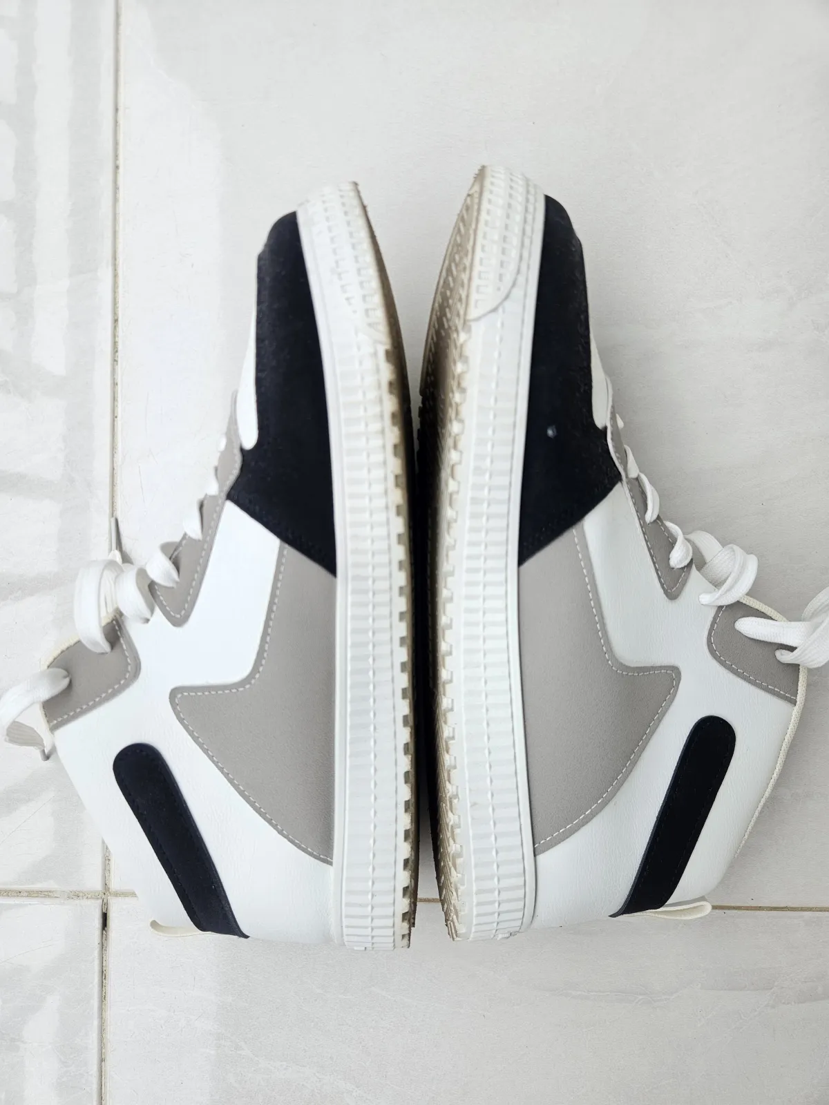 White and black high top sneakers - Image 5