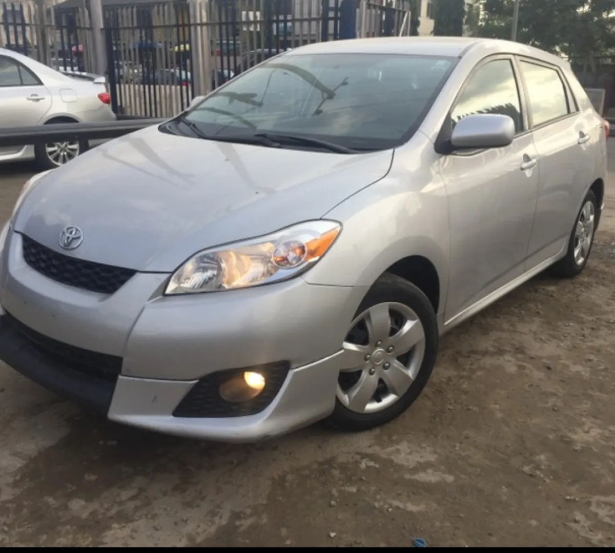 2010 model toyota matrix - Image 1