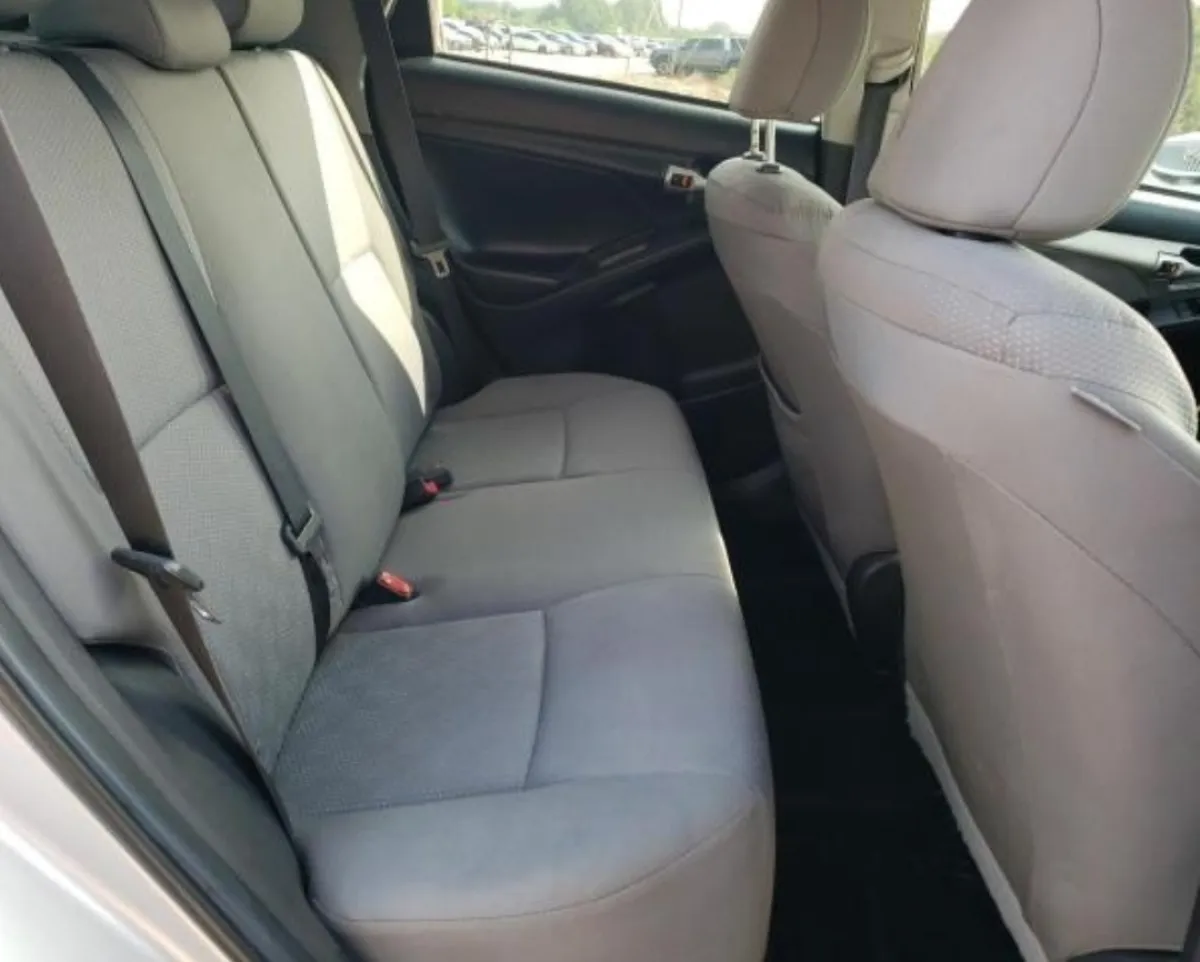 2010 model toyota matrix - Image 6