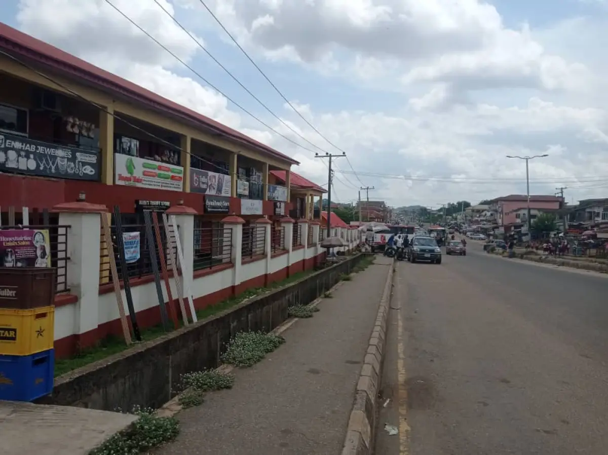 Lease update ! ( Direct Upstairs ) LEASE/ RENT A Combination of 4 Shops - Image 2