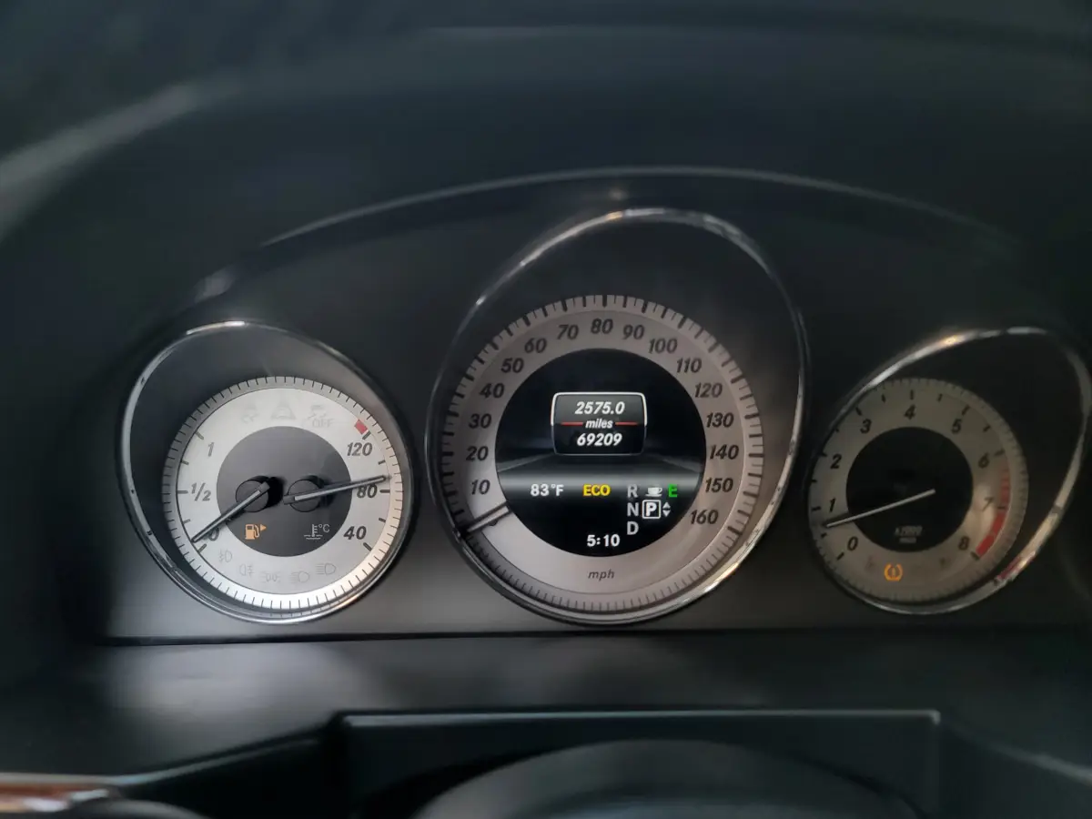 Toks standard BENZ GLK350 2013 used with no pano - Image 14