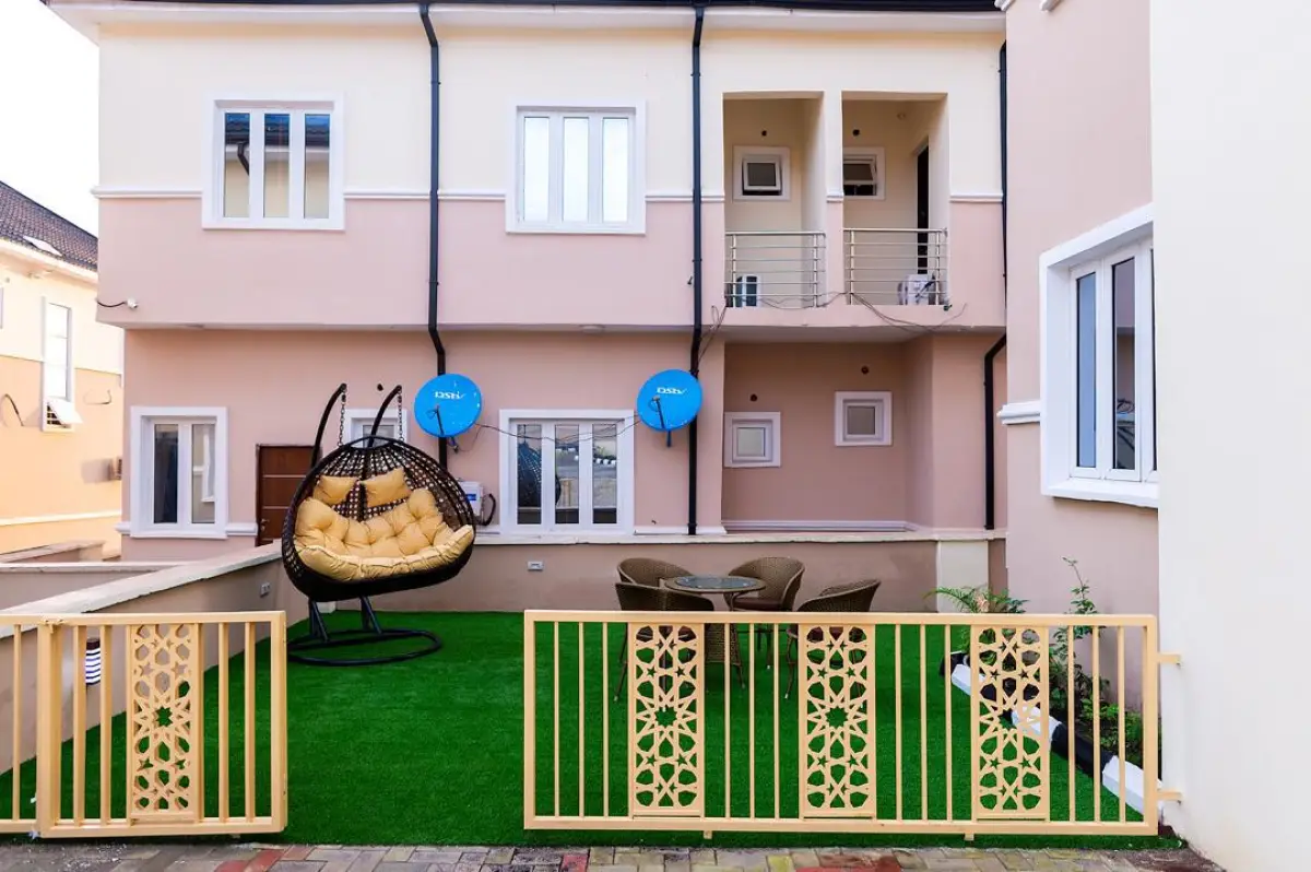 LET Ultra modern 6bedroom fully furnished apartments at Agodi Gra - Image 1