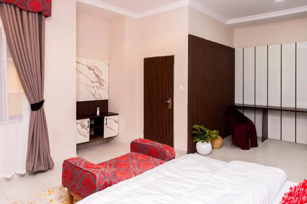 LET Ultra modern 6bedroom fully furnished apartments at Agodi Gra - Image 5