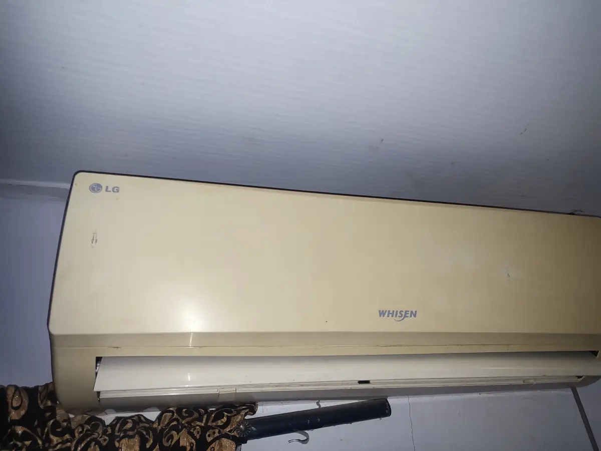Neatly used 1hp Samsung Split AC unit - Image 1
