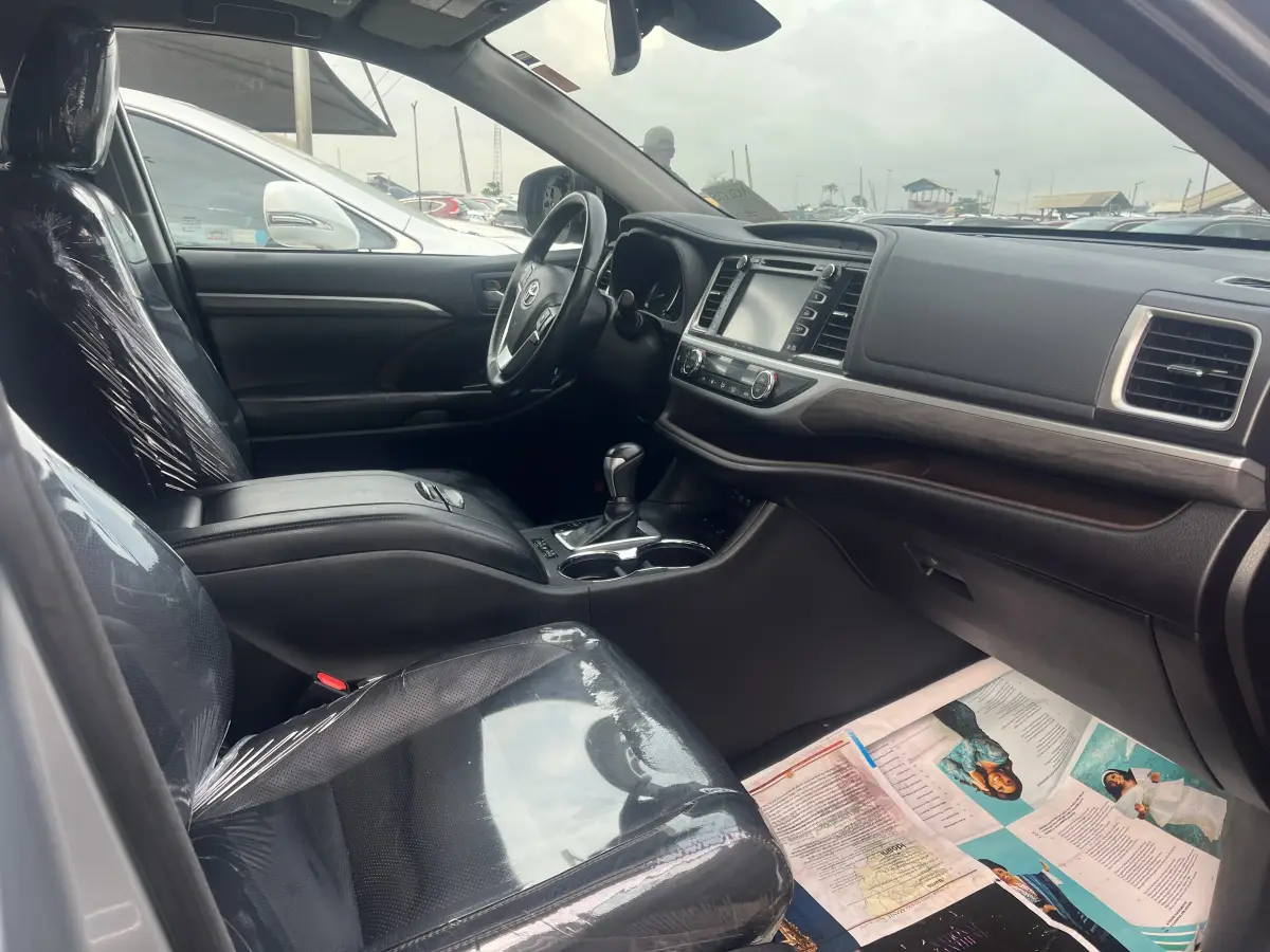 Foreign Used 2019 Toyota highlander - Image 4