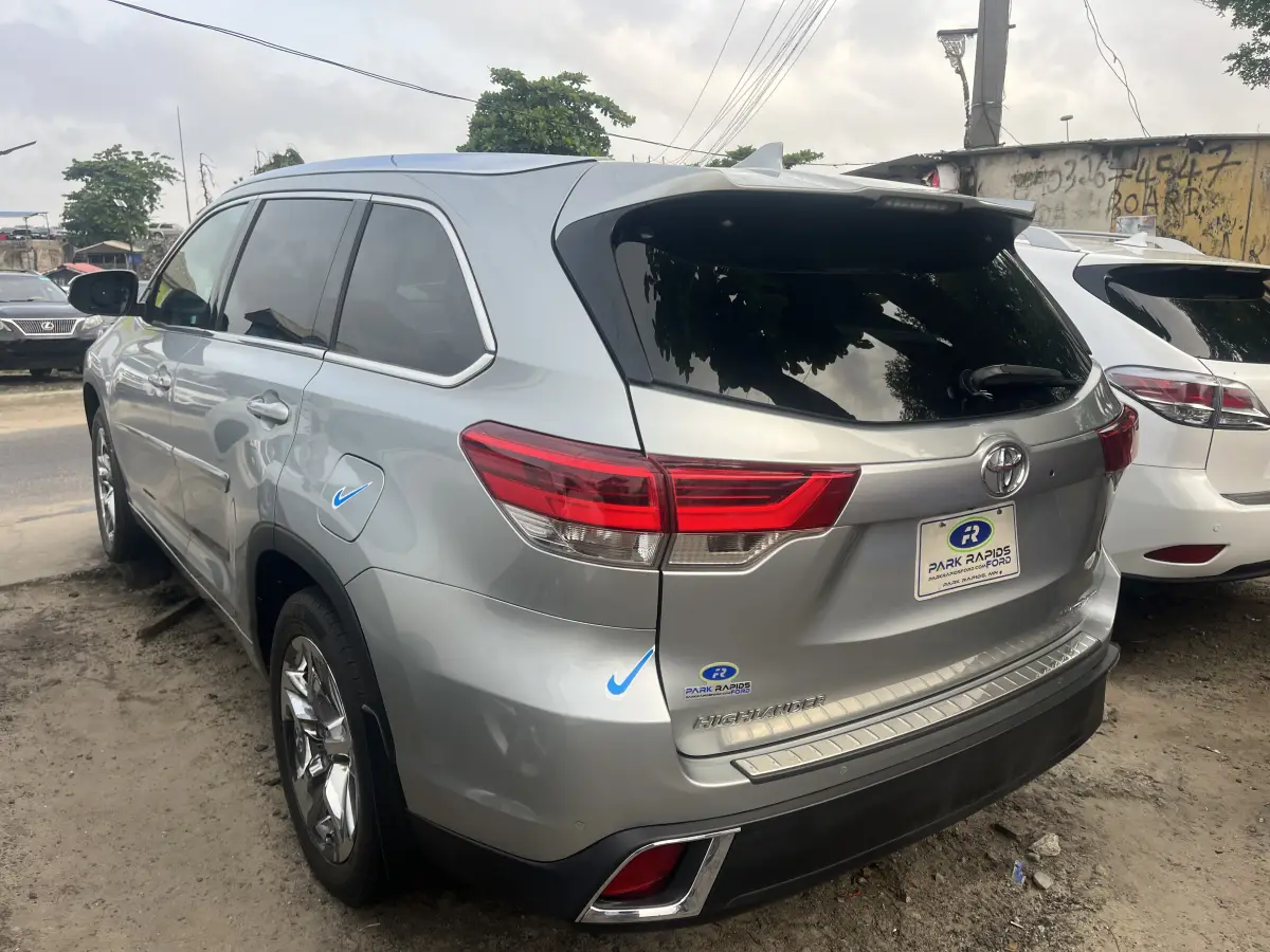 Foreign Used 2019 Toyota highlander - Image 11