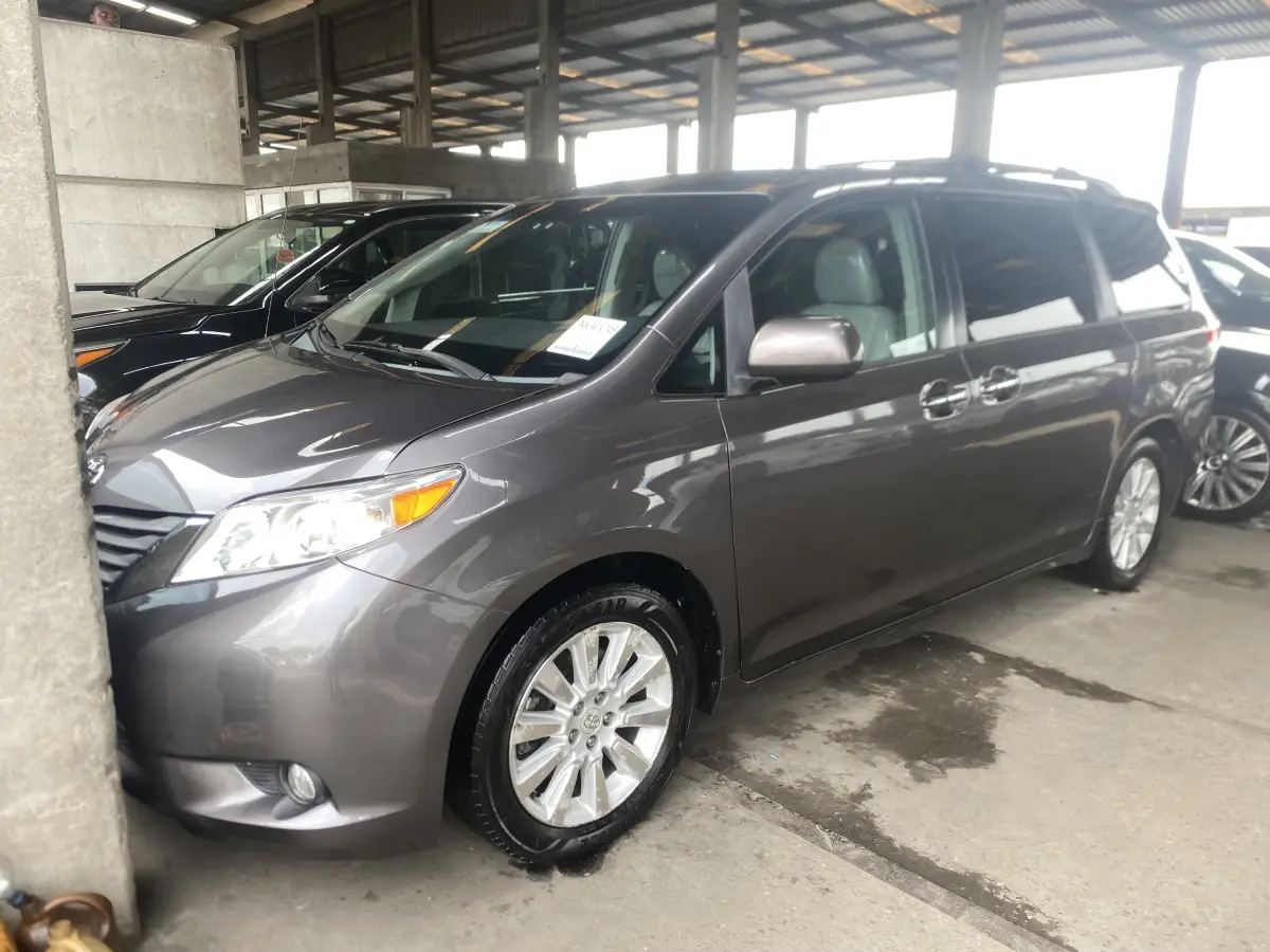 Foreign Used 2012 Toyota Sienna - Image 1