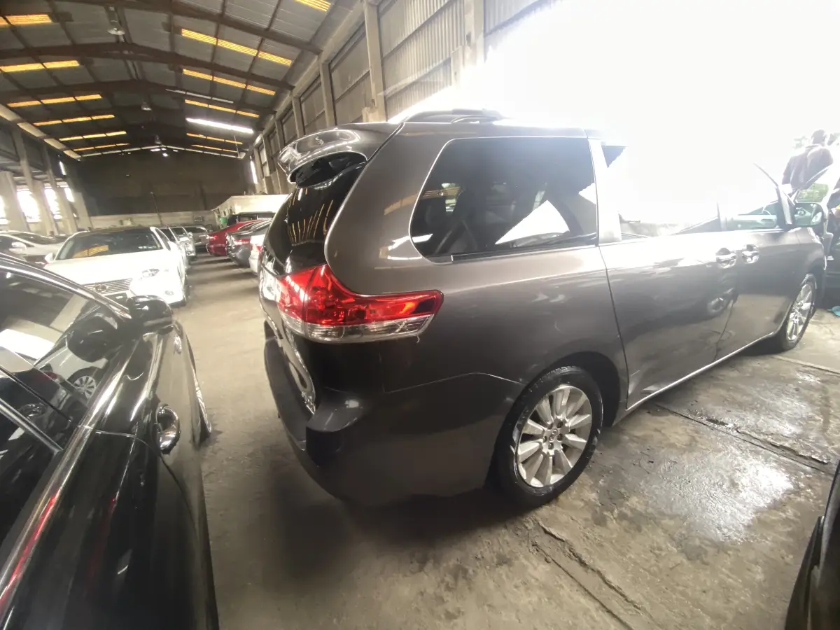 Foreign Used 2012 Toyota Sienna - Image 5