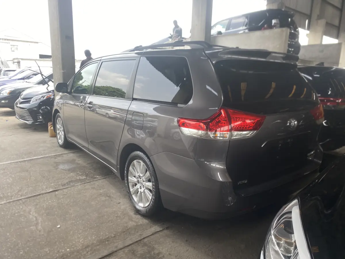 Foreign Used 2012 Toyota Sienna - Image 6