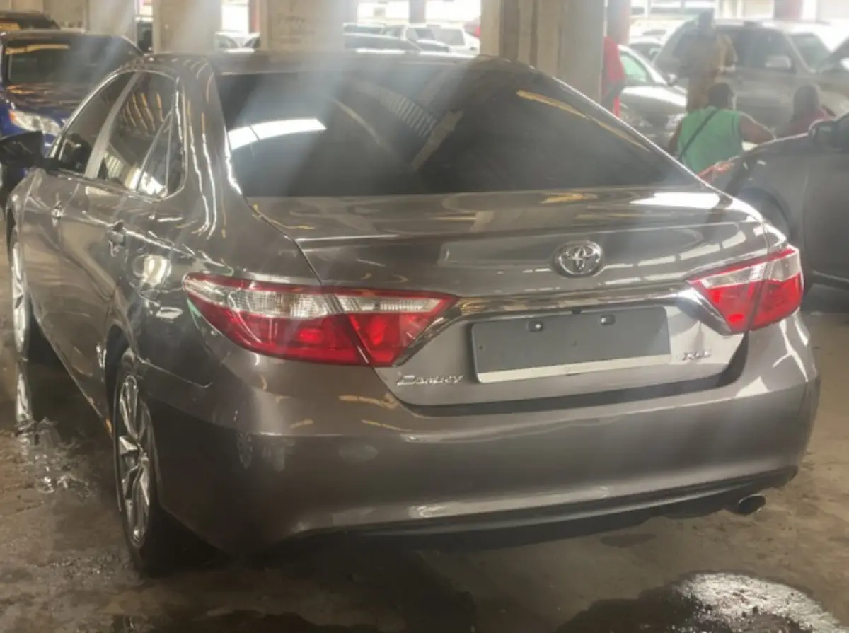 Foreign used 2016 Toyota camry - Image 9