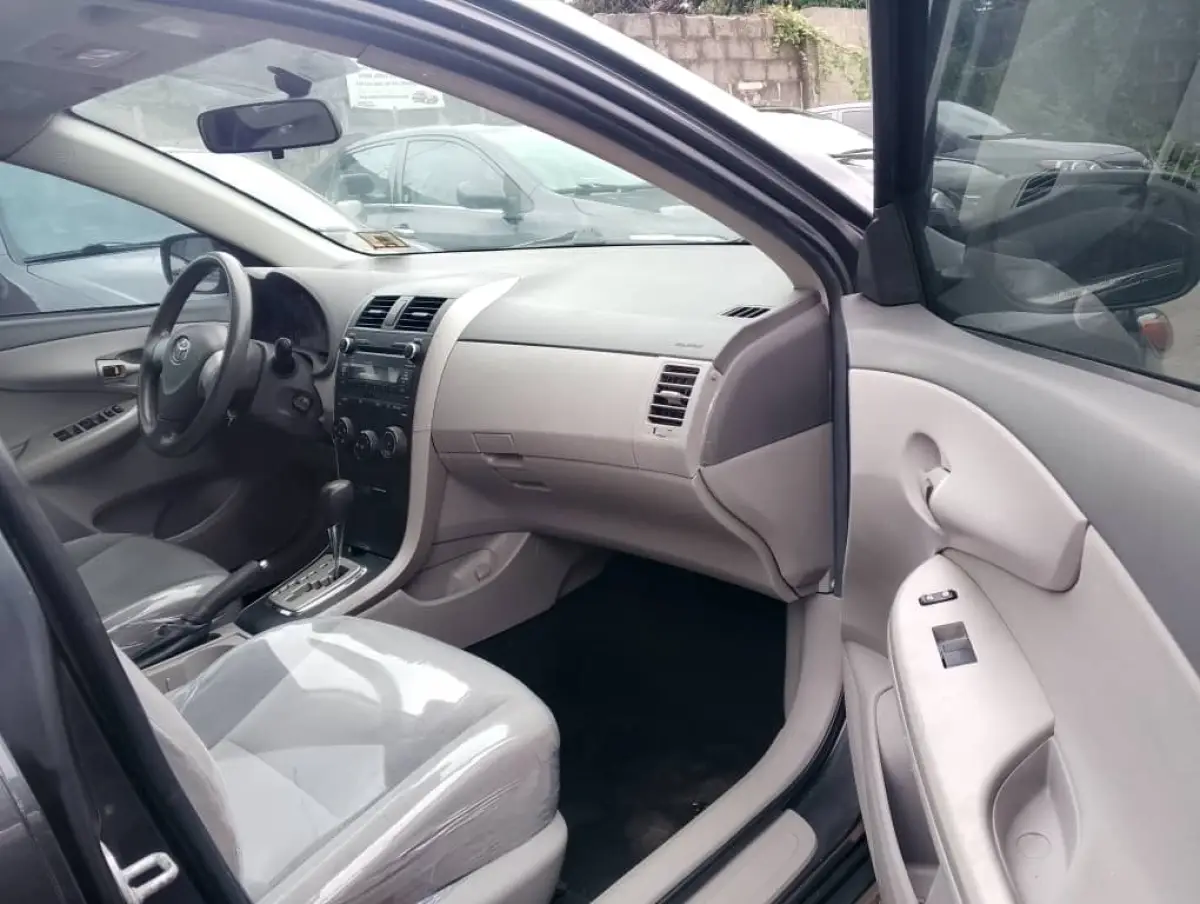 Foreign used 2010 Toyota corolla - Image 4