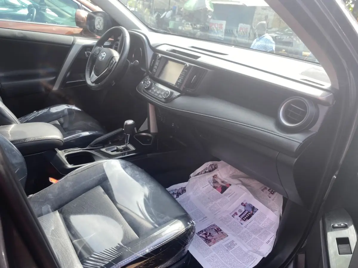 Foreign used 2017 Toyota rav4 - Image 4