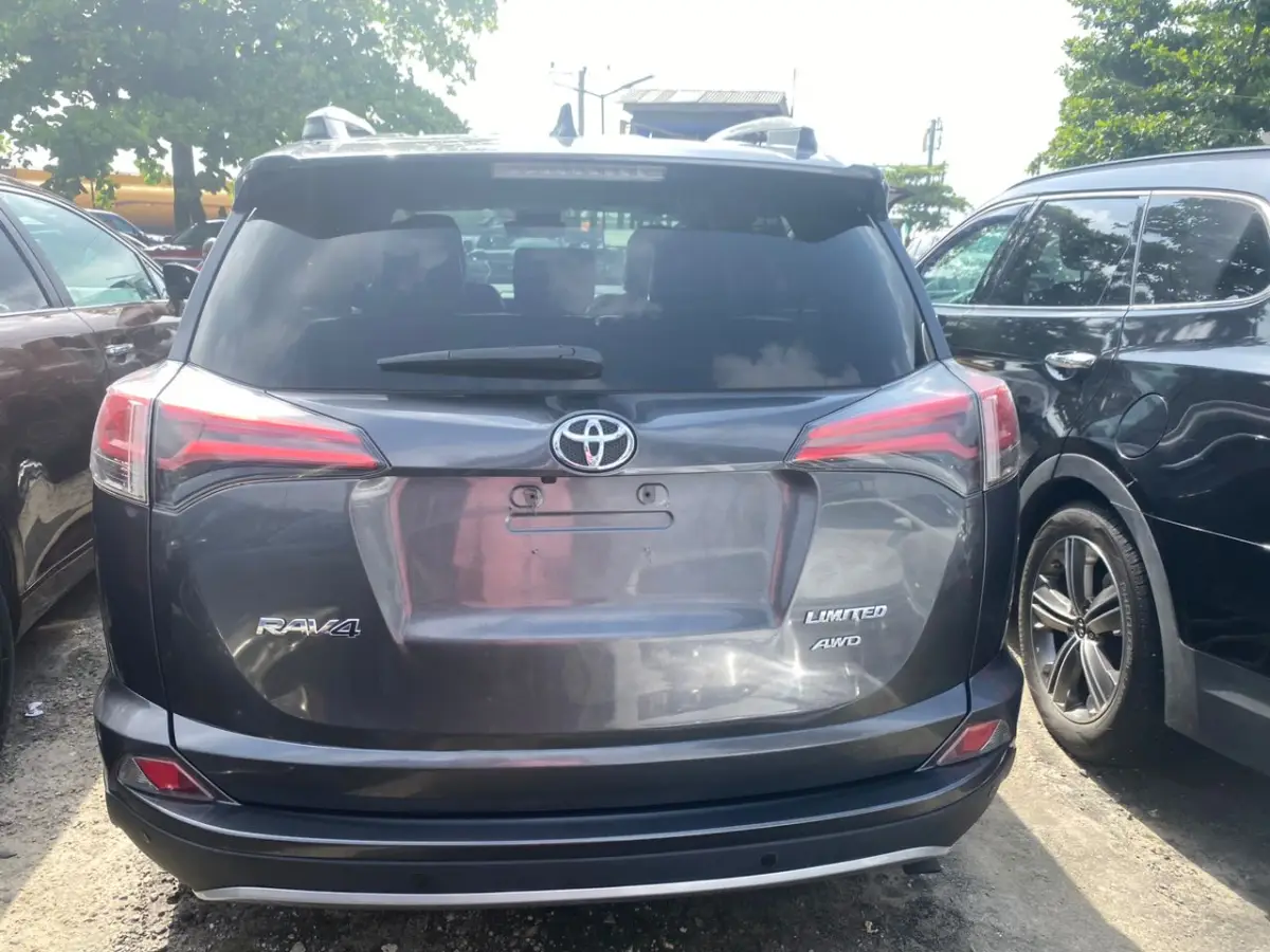 Foreign used 2017 Toyota rav4 - Image 8