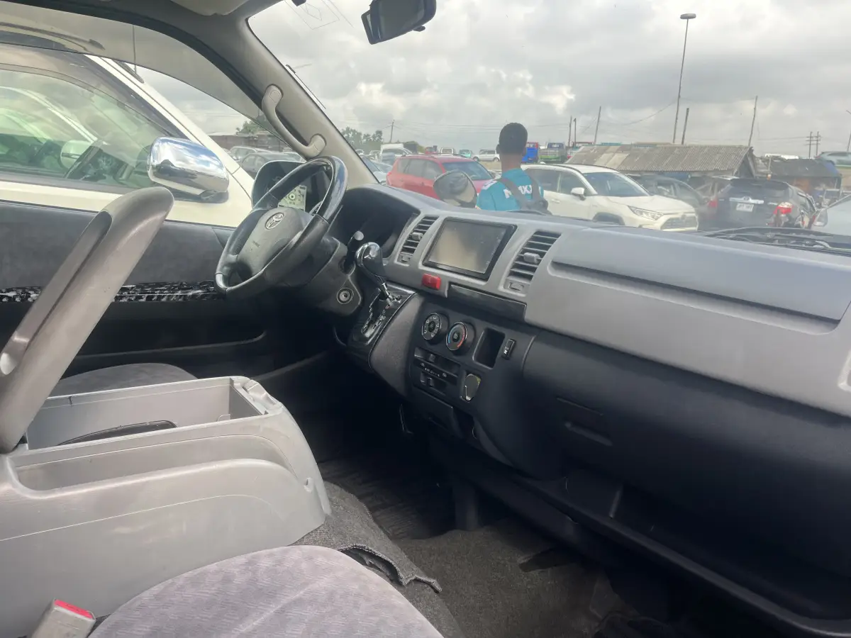 Foreign Used Toyota haice - Image 4