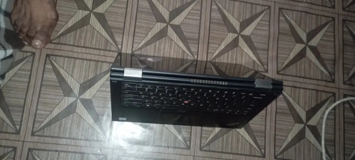 Lenovo Thinkpad Yoga 370 - Image 3