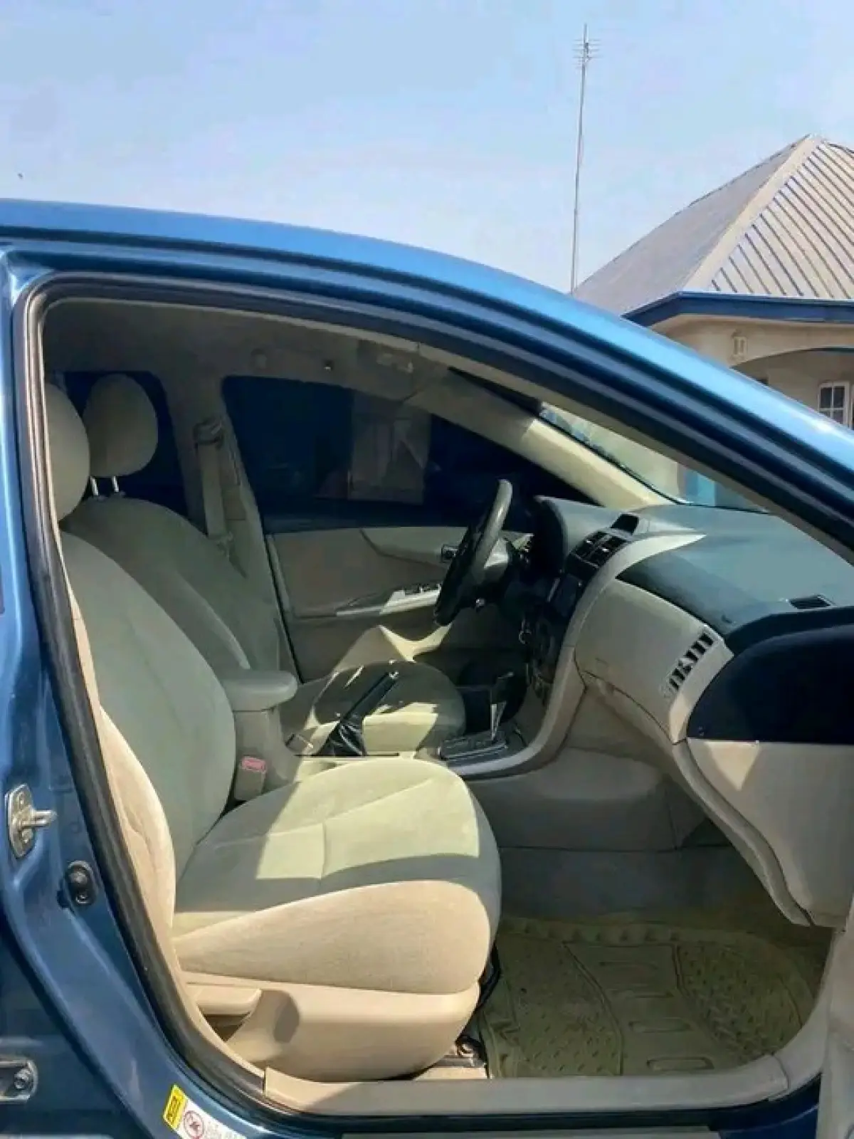 Clean Toyota corolla model - Image 3